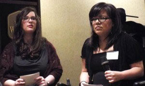 卑詩省腦癱協會員工Lauren Stinson（左）和Stacey Francis。（曾雪攝影）